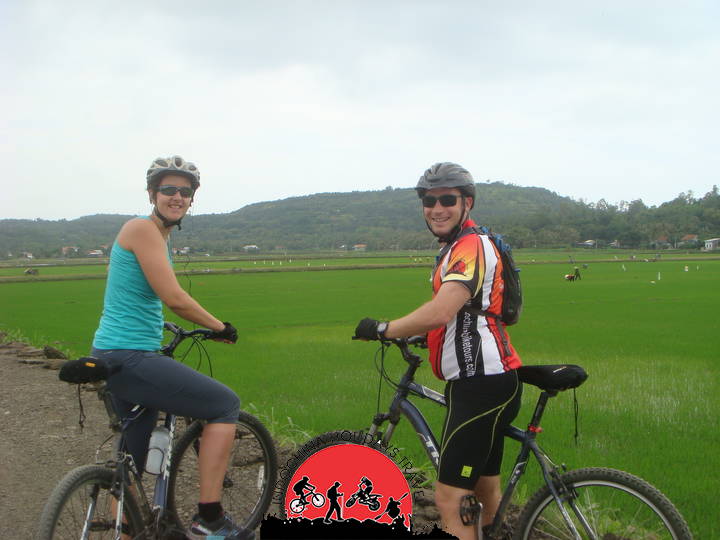 Hanoi Easy Cycle To perfume Pagoda and Kim Boi Hot Spring – 3 days